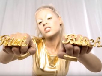 Стоп кадр из клипа Die Antwoord - Rich Bitch