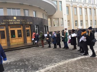 На фото: обманутые дольщики стоят возле правительства Архангельской области.